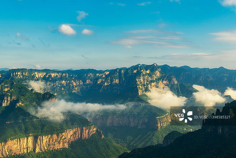 太行山脉河南省新乡段辉县沙窑乡小井村轿顶山景区夏季云海户外风光图片素材