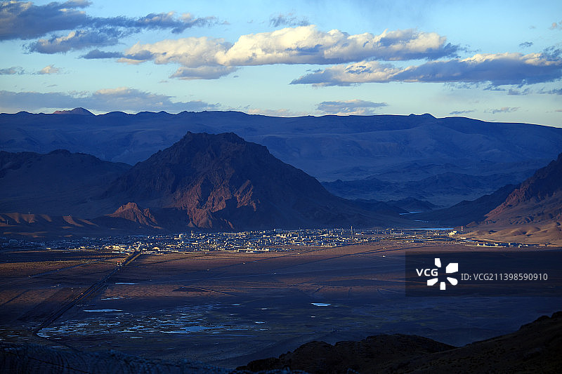 西藏阿里地区噶尔县狮泉河镇全貌图片素材