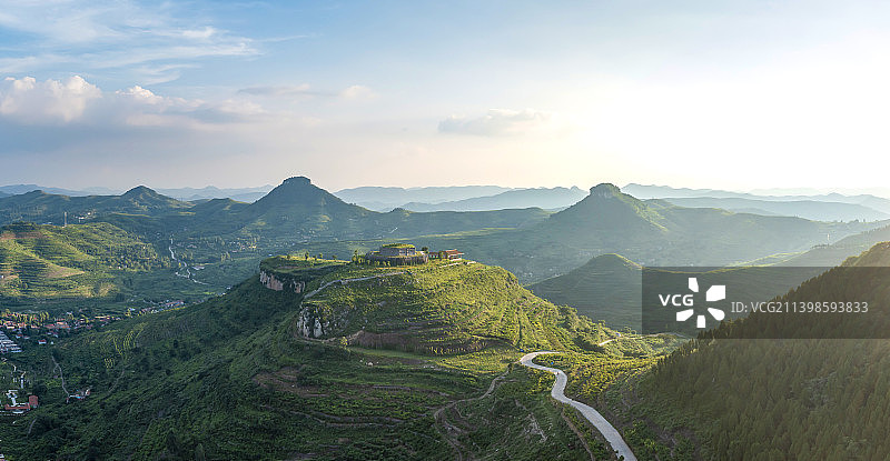 航拍山东省临沂沂蒙山地质公园岱崮地貌风景图片素材