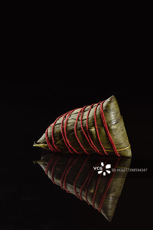 黑色背景下的一个粽子图片素材