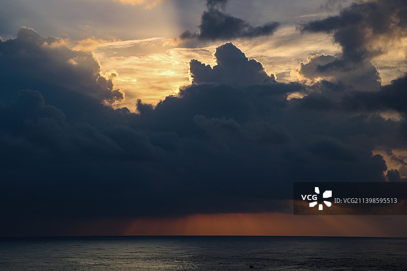 太平洋海面上光芒万丈的日出朝霞与乌云图片素材