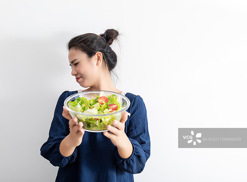 室内一名中国美女拒绝吃沙拉图片素材