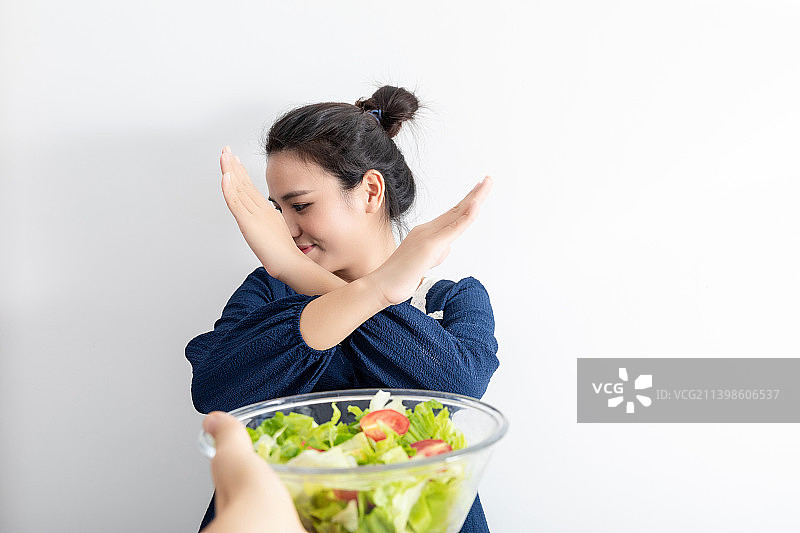 室内一名中国美女拒绝吃沙拉图片素材