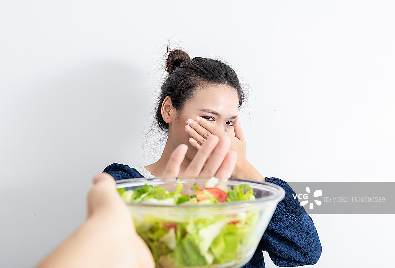 室内一名中国美女拒绝吃沙拉图片素材