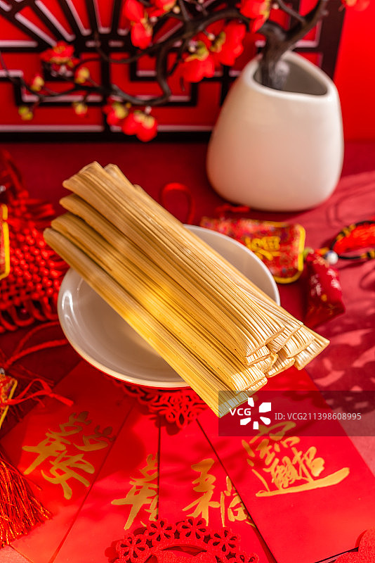 室内棚拍福袋红包中国风背景前的灶糖芝麻糖图片素材