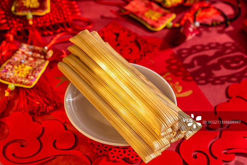 室内棚拍福袋红包中国风背景前的灶糖芝麻糖图片素材