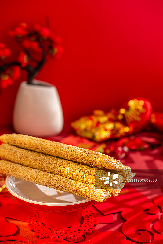 室内棚拍福袋红包中国风背景前的灶糖芝麻糖图片素材