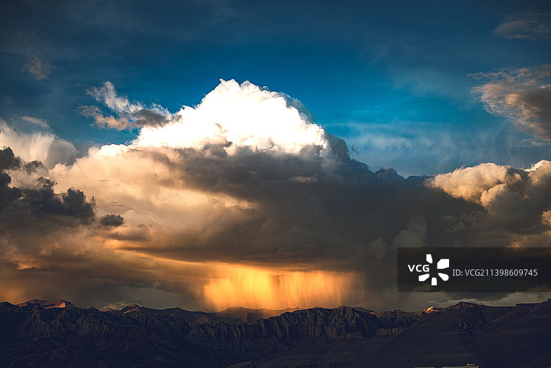 西藏，扎达土林的日照金雨图片素材