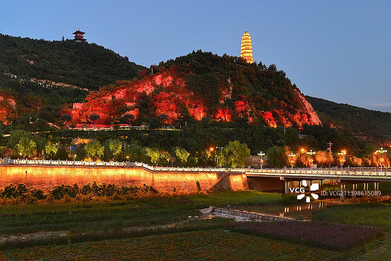 陕西省延安延安市宝塔山红色文化夜景图片素材