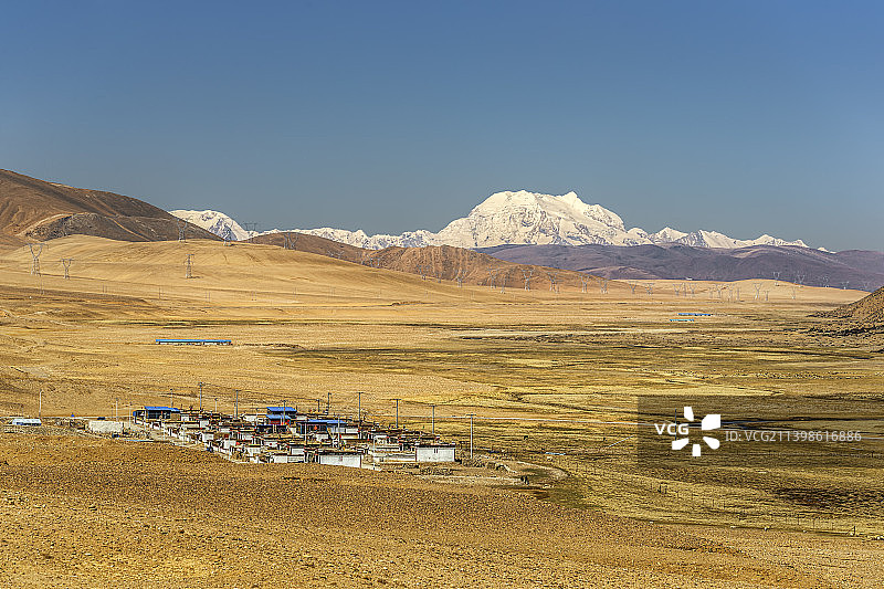 中国西藏日喀则定日县的雪山与村庄图片素材
