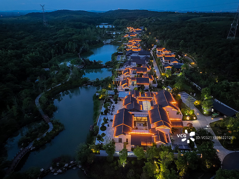 南京高淳开元芳草地乡村酒店黄昏夜景风光航拍图片素材