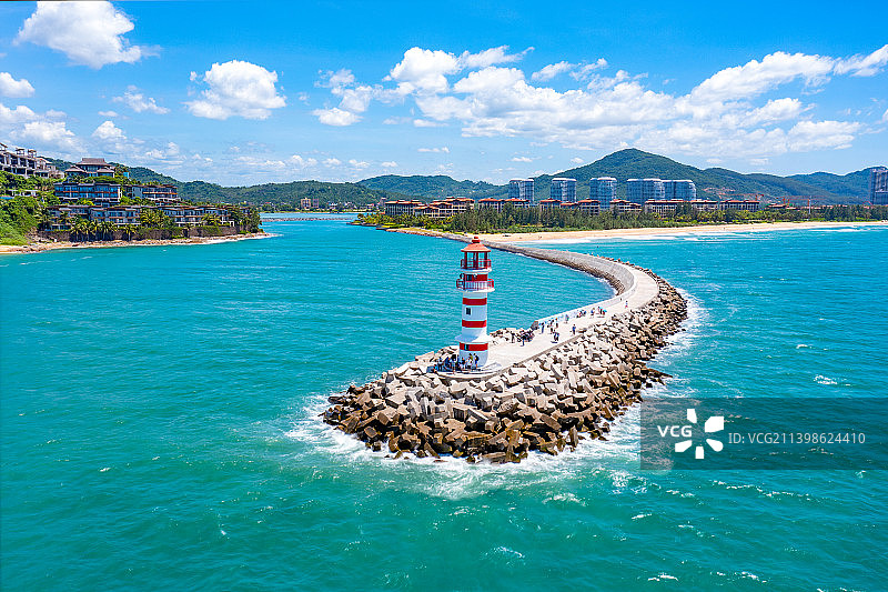 航拍中国海南万宁市东澳神州半岛大海与灯塔图片素材