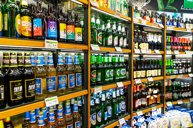 中国饮食产业拍摄主题，超级市场的货架和五花八门的食品零食，室内无人图像摄影图片素材