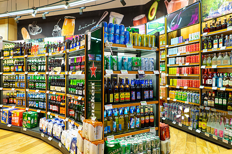 中国饮食产业拍摄主题，超级市场的货架和五花八门的食品零食，室内无人图像摄影图片素材