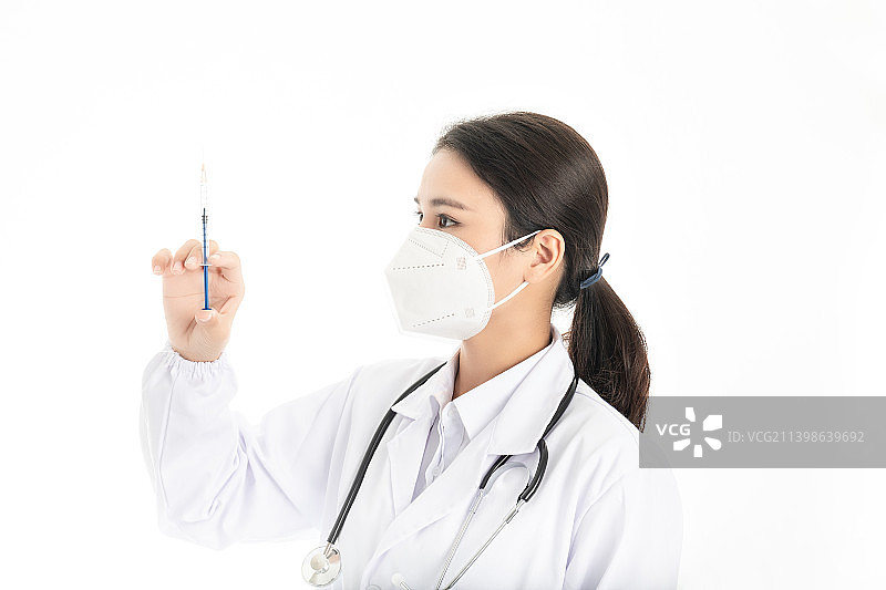 中国女医生戴着口罩拿着注射器图片素材