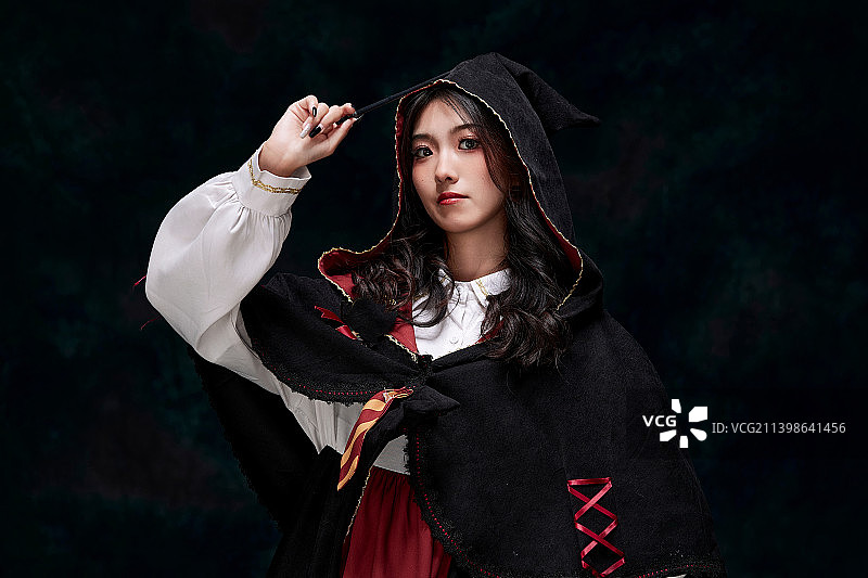 角色扮演霍格沃兹魔法学院学生的少女图片素材