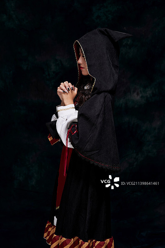 角色扮演霍格沃兹魔法学院学生的少女图片素材