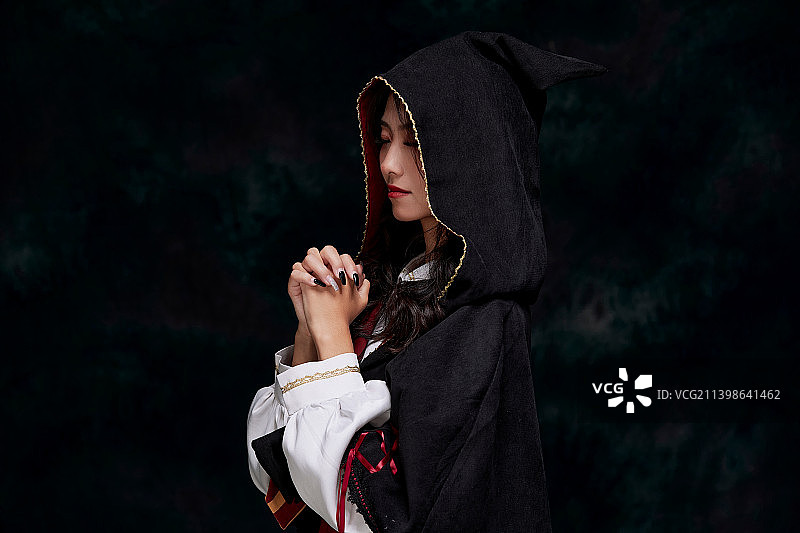 角色扮演霍格沃兹魔法学院学生的少女图片素材