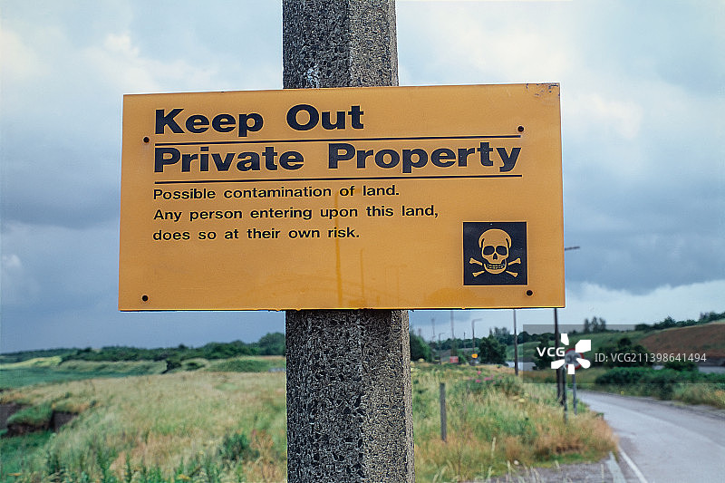 通往化工业有毒废物埋葬地道路的警告标志图片素材