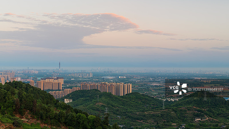四川成都龙泉山遥望成都市区和西边雪山群图片素材