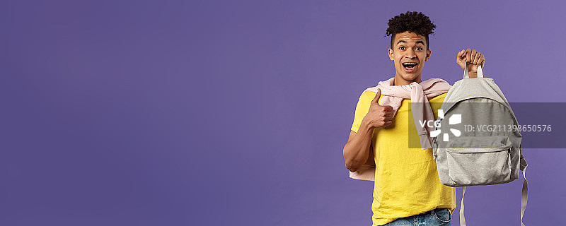 推荐的快乐英俊男学生图片素材