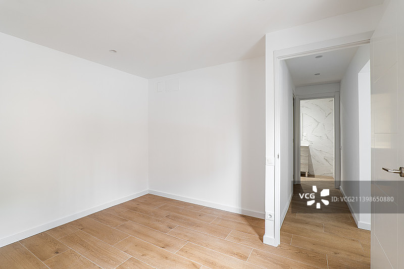 空房间，复合地板，新刷白墙。图片素材