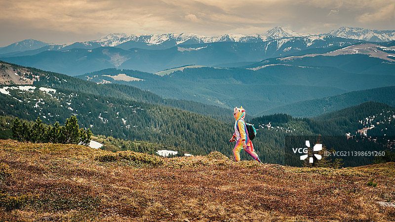 热爱自然，在春日山间旅行的独角兽图片素材
