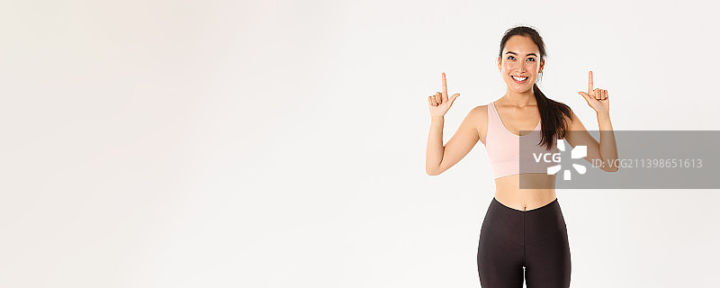 微笑的年轻女人在白色背景下手势图片素材
