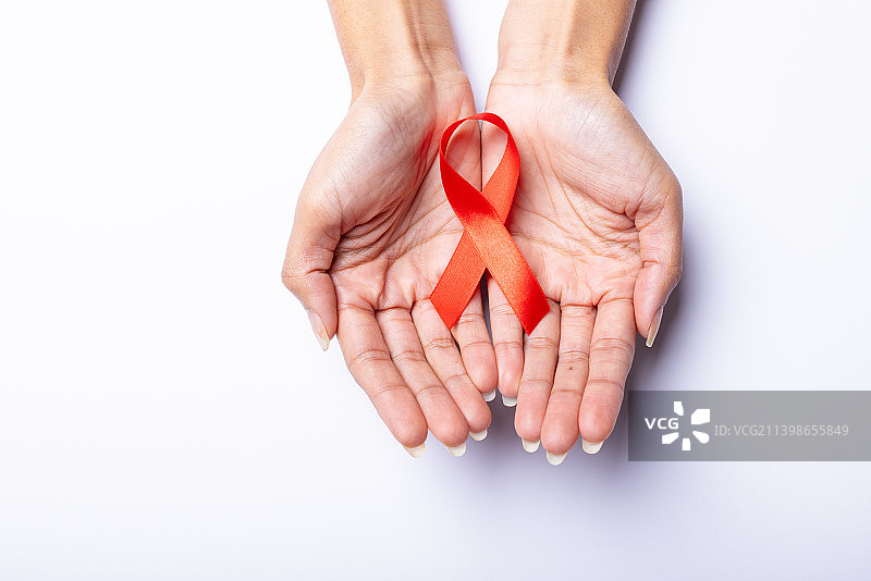 非裔美国中年妇女手持白血病宣传丝带图片素材