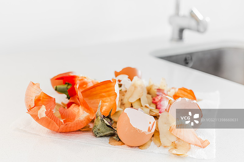 准备堆肥的有机食物垃圾图片素材