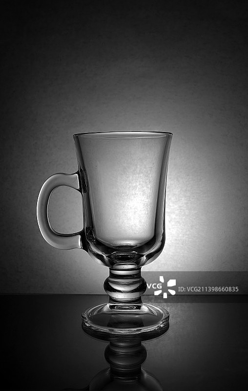 桌上的玻璃杯和灰色背景图片素材