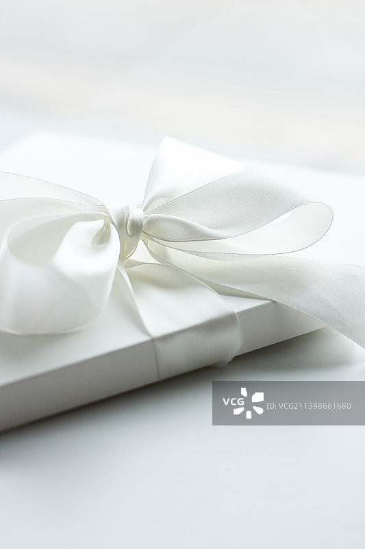 白色背景上的白色丝带特写图片素材