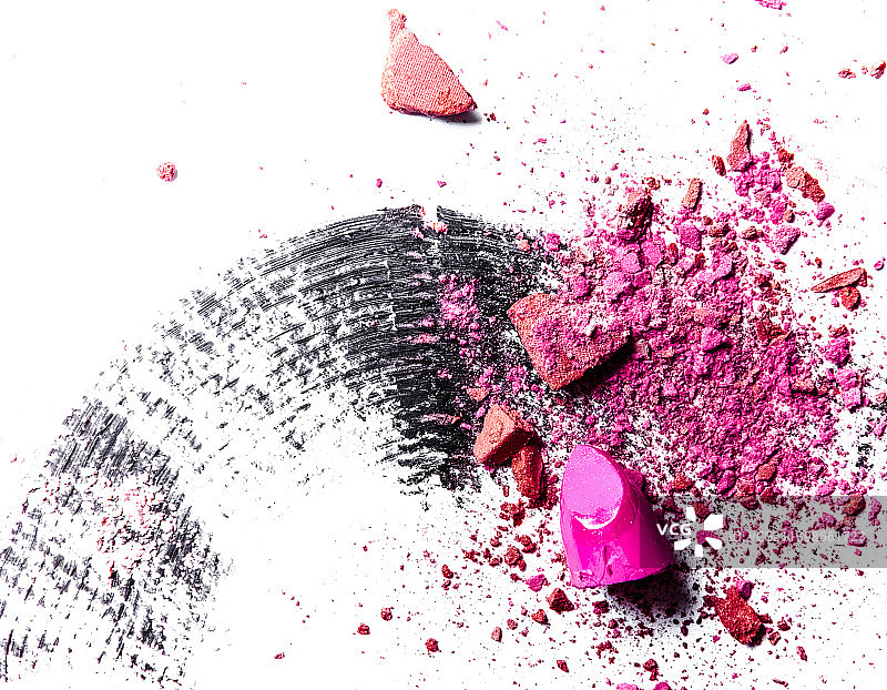 脏污风格睫毛膏笔刷，口红和眼影特写图片素材