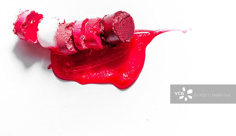 白色背景上特写的分切口红图片素材