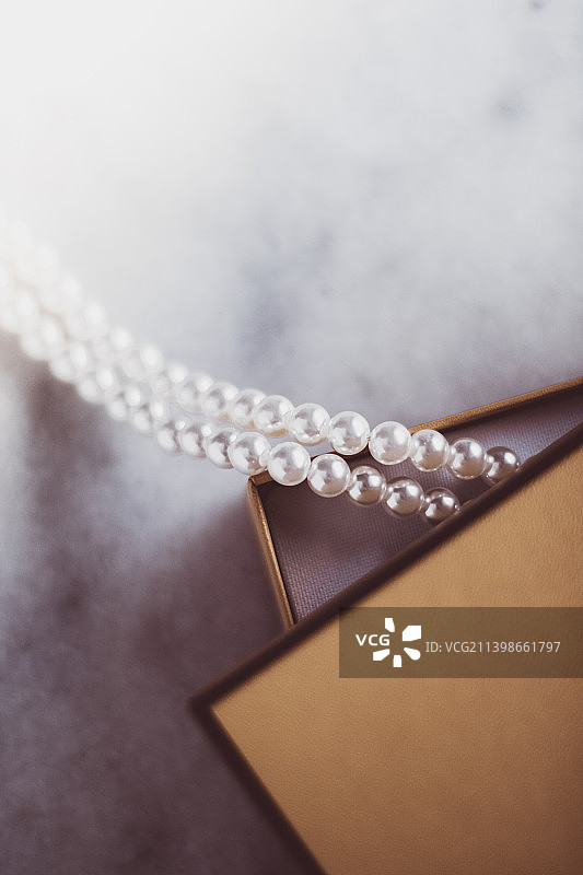 金色礼盒中的珍珠首饰图片素材