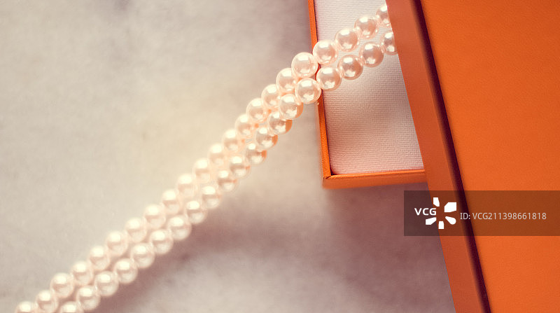 俯视视角：桌上的书和项链图片素材