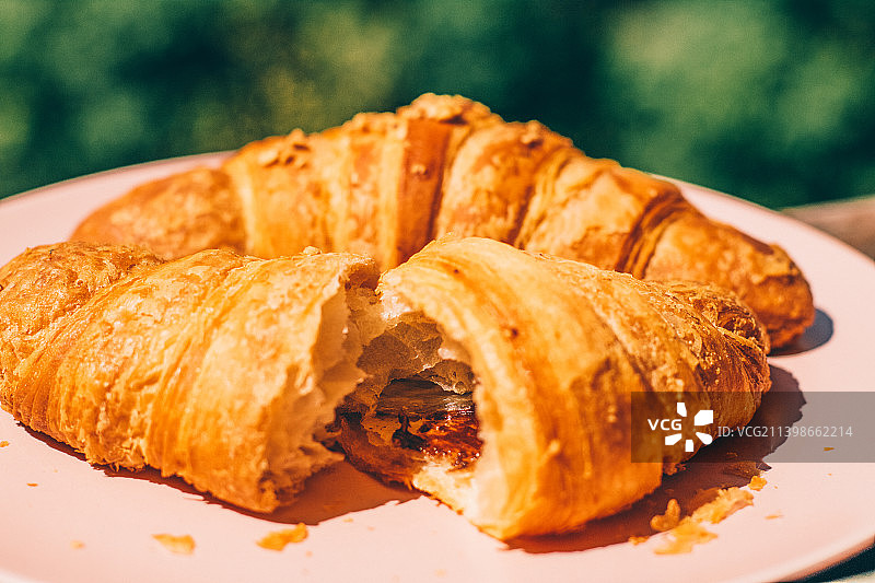 盘中羊角面包的特写图片素材