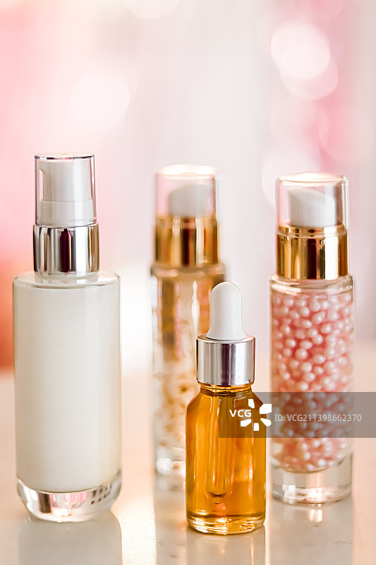 魅力背景下的护肤化妆品图片素材