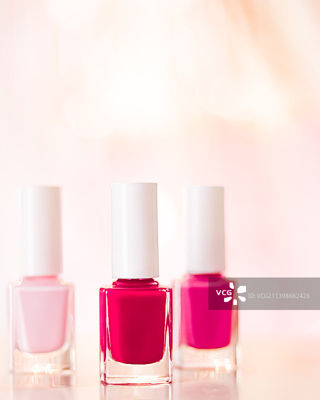 粉色和红色指甲油在迷人背景上图片素材