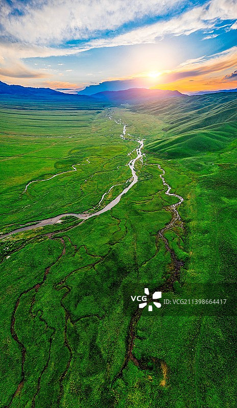 新疆维吾尔自治区新源县伊犁州著名景区空中草原那拉提图片素材