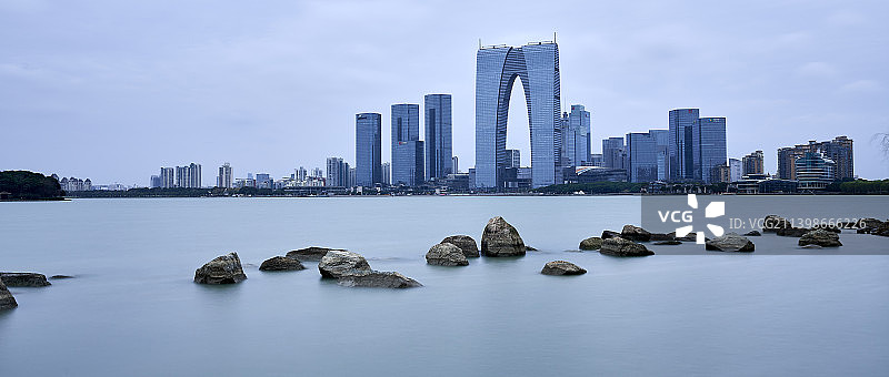 苏州金鸡湖畔，东方之门与湖西CBD图片素材
