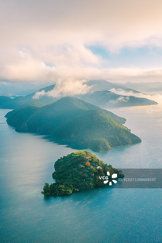 泸沽湖里务比岛航拍图片素材