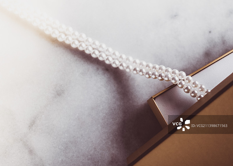 金色礼盒中的珍珠首饰图片素材
