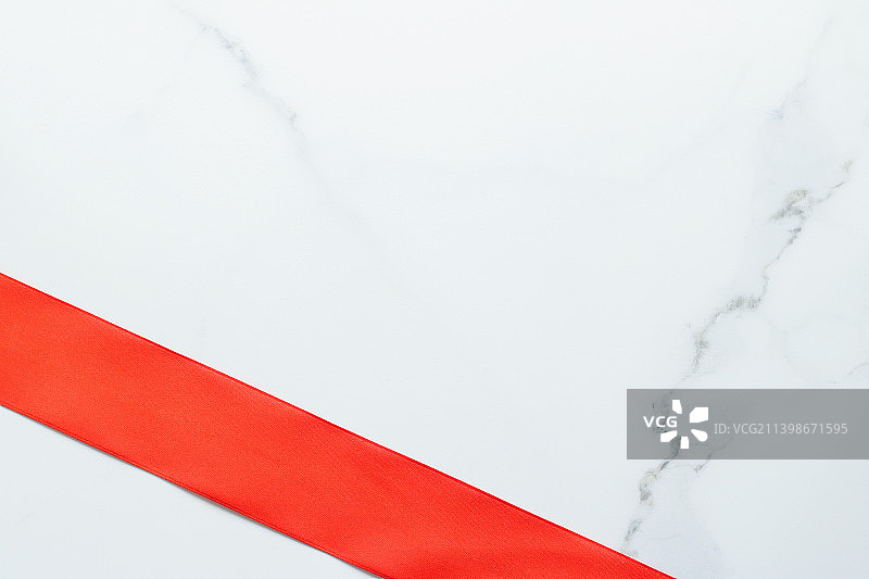 大理石上的红色丝绸缎带俯视图图片素材