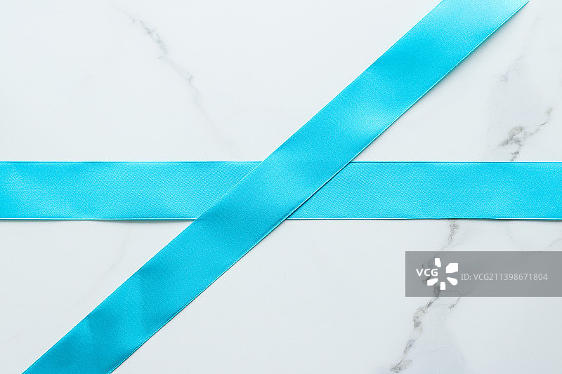 大理石上的蓝色丝带，顶视图图片素材