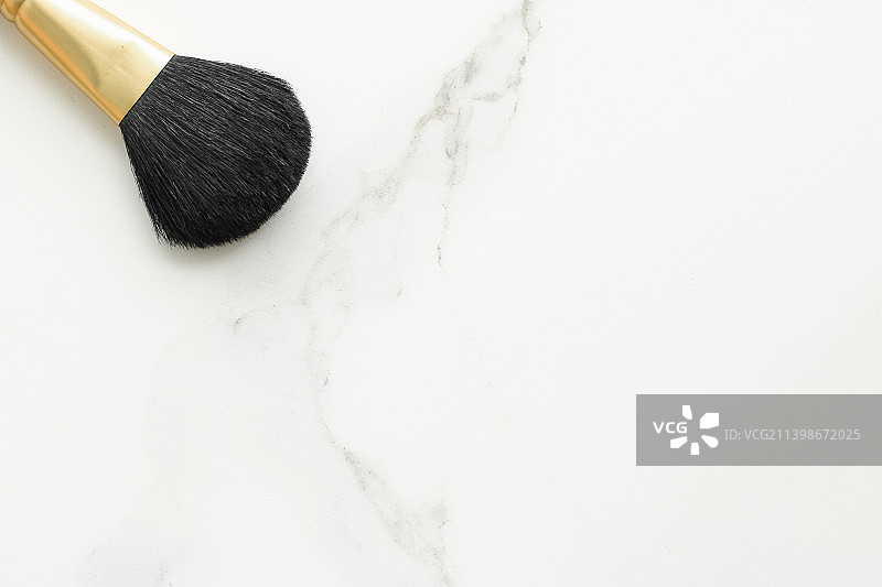 桌上的化妆刷特写图片素材