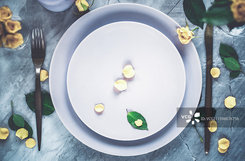 从高角度观看餐桌上盘子里的食物图片素材