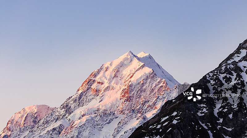 晴空下雪山仰视景观图片素材