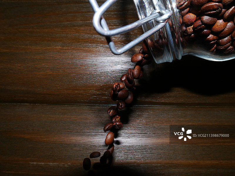 从罐子里溢出的烘焙咖啡豆特写，墨西哥普埃布拉图片素材