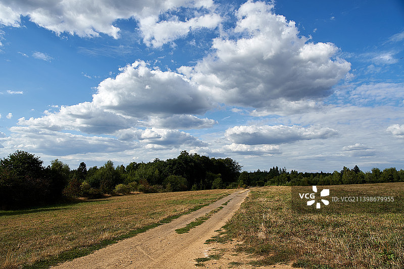 通往田野上空的云层的道路，海因施，阿隆，比利时图片素材